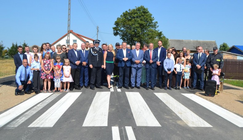 Po latach starań mieszkańcy wsi Sidory w gminie Raczki doczekali się asfaltowej drogi, fot. Marcin Kapuściński