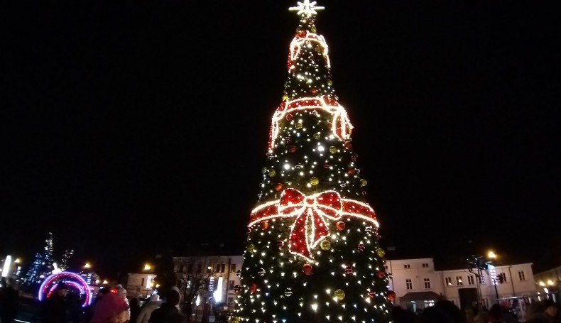 W centrum Suwałk stanęła choinka - z tej okazji rozdano dzieciom prezenty - fot. Iza Kosakowska