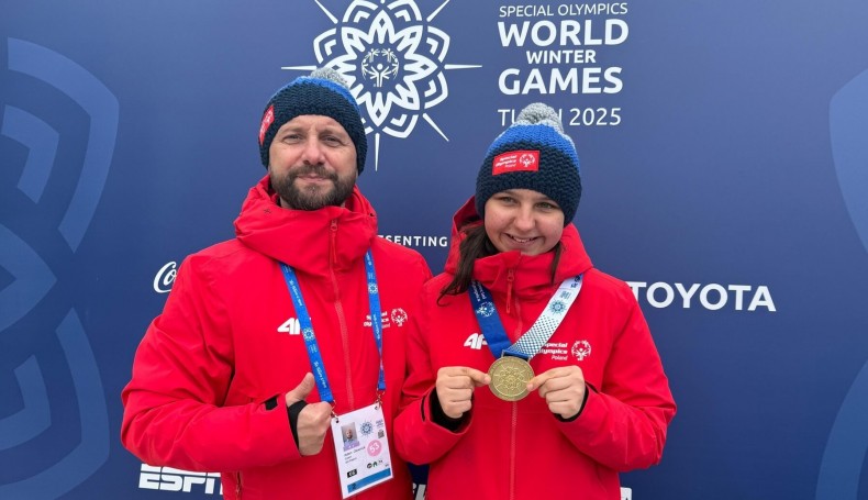 Patrycja Lewkowicz - złota medalistka Igrzysk Olimpiad Specjalnych, z trenerem Adamem Ołowniukiem14.03.2025, fot. Adam Ołowniuk